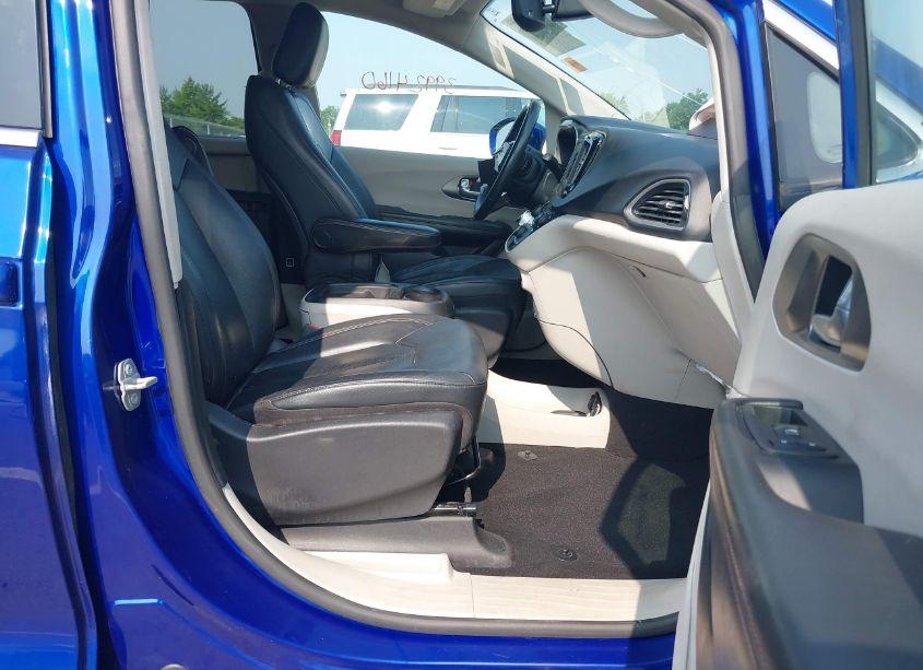 Photo 5 of 2020 Chrysler Pacifica TOURING L (VIN 2C4RC1BG2LR284367)