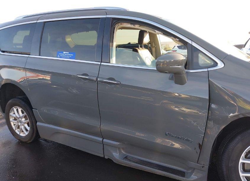 Photo 12 of 2021 Chrysler Pacifica TOURING L (VIN 2C4RC1BG2MR602344)