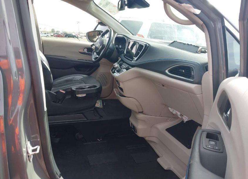 Photo 5 of 2021 Chrysler Pacifica TOURING L (VIN 2C4RC1BG2MR602344)