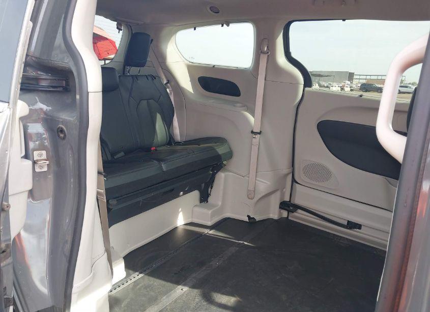 Photo 8 of 2021 Chrysler Pacifica TOURING L (VIN 2C4RC1BG2MR602344)