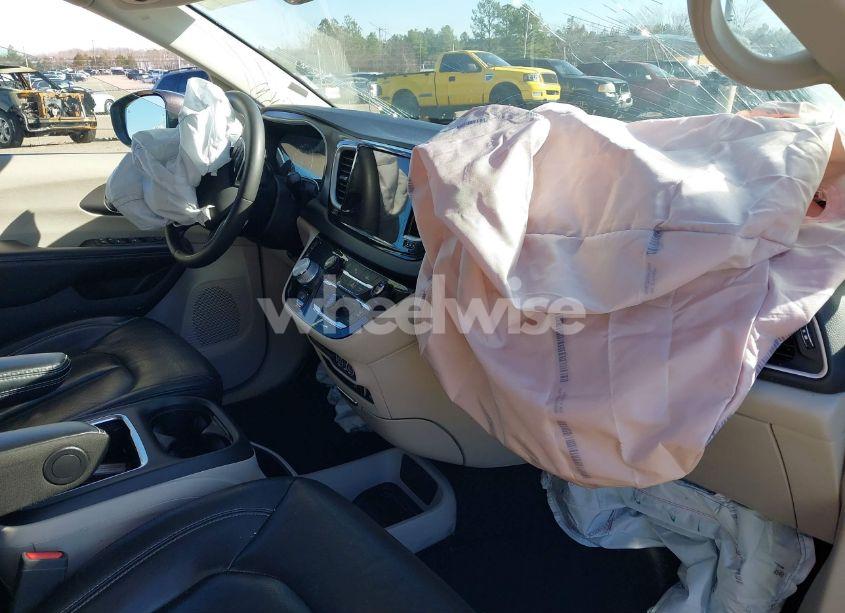 Photo 5 of 2022 Chrysler Pacifica TOURING L (VIN 2C4RC1BG2NR114920)