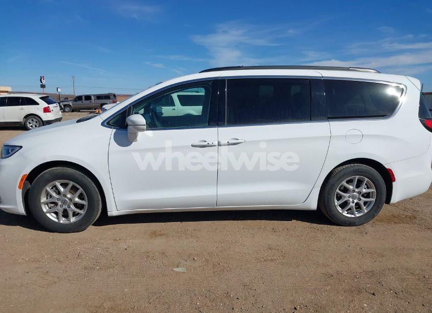 Photo 14 of 2022 Chrysler Pacifica TOURING L (VIN 2C4RC1BG2NR162627)