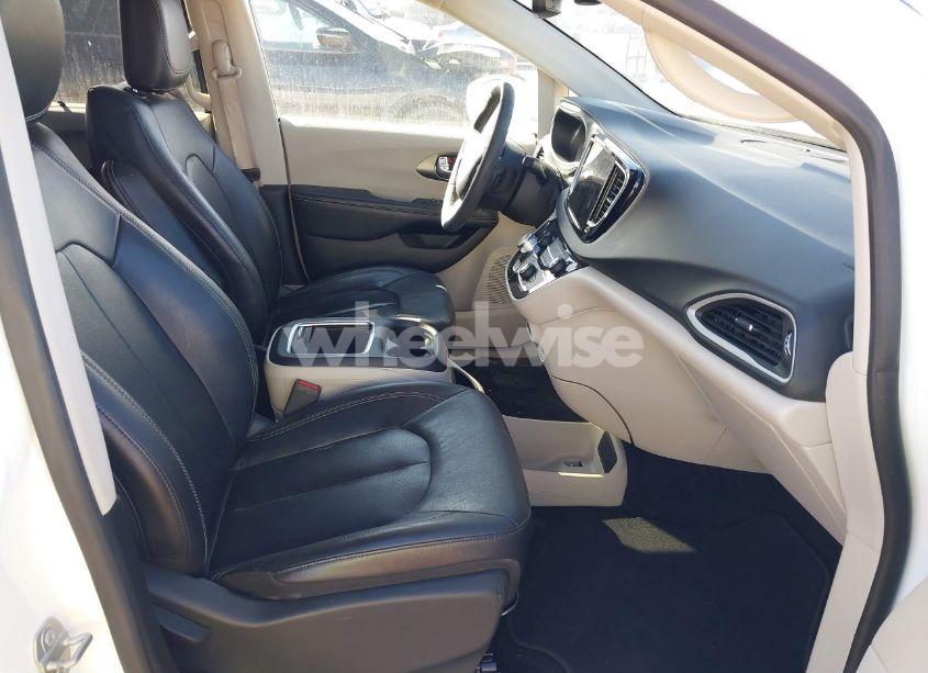 Photo 5 of 2022 Chrysler Pacifica TOURING L (VIN 2C4RC1BG2NR162627)