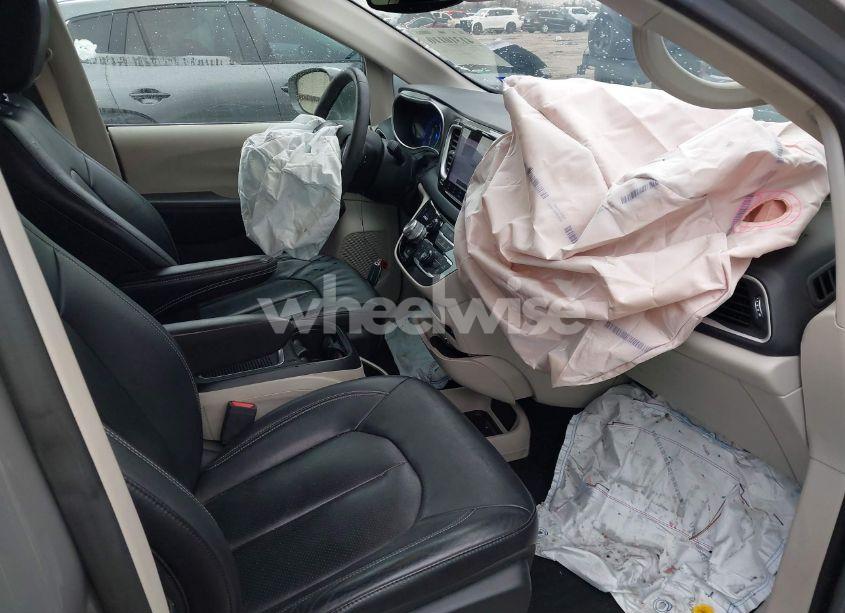 Photo 5 of 2022 Chrysler Pacifica TOURING L (VIN 2C4RC1BG2NR168105)