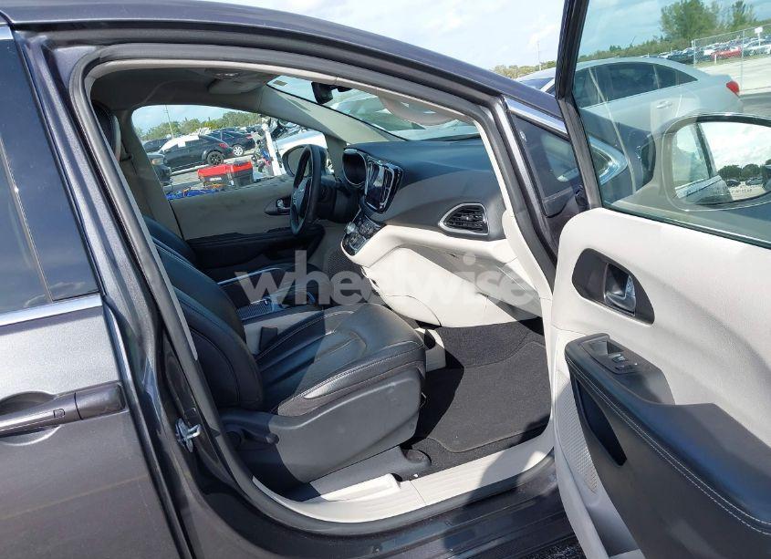 Photo 5 of 2022 Chrysler Pacifica TOURING L (VIN 2C4RC1BG2NR168539)