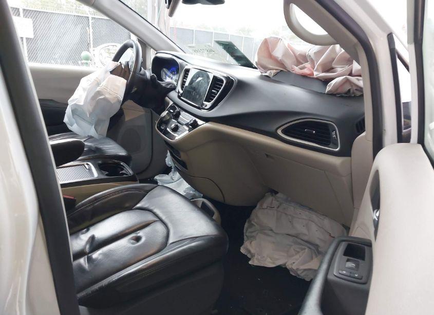 Photo 5 of 2022 Chrysler Pacifica TOURING L (VIN 2C4RC1BG2NR199287)