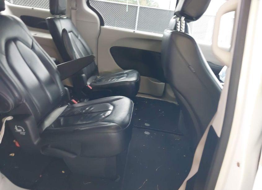 Photo 8 of 2022 Chrysler Pacifica TOURING L (VIN 2C4RC1BG2NR199287)