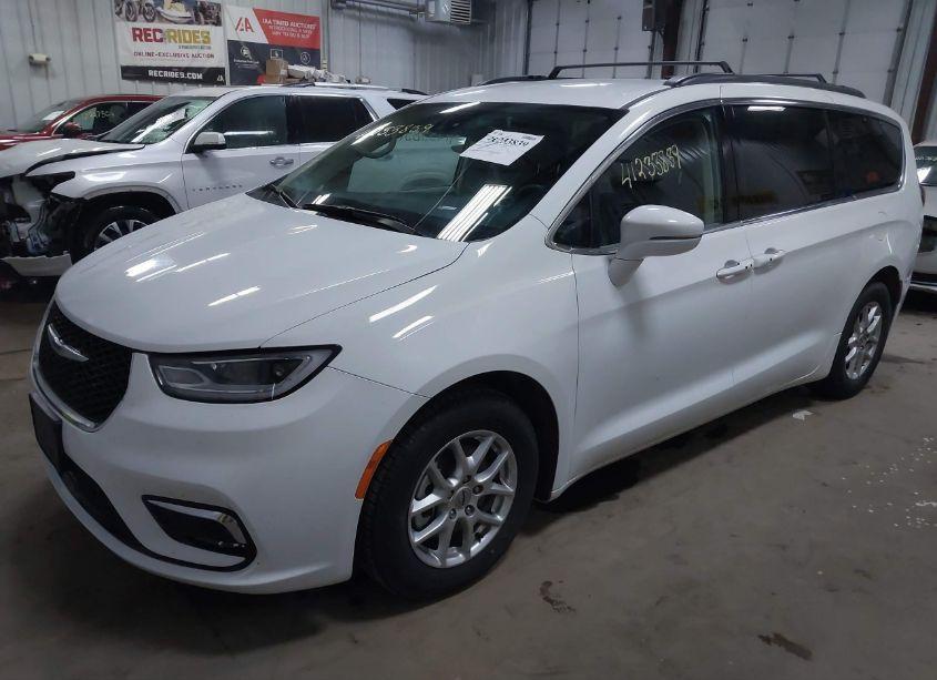 Photo 2 of 2022 Chrysler Pacifica TOURING L (VIN 2C4RC1BG2NR234247)