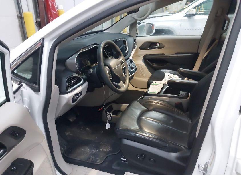 Photo 5 of 2022 Chrysler Pacifica TOURING L (VIN 2C4RC1BG2NR234247)