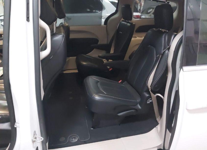 Photo 8 of 2022 Chrysler Pacifica TOURING L (VIN 2C4RC1BG2NR234247)