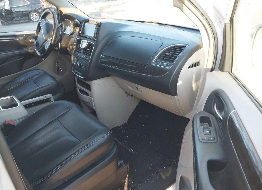 Photo 5 of 2014 Chrysler Town & COUNTRY TOURING (VIN 2C4RC1BG3ER211978)