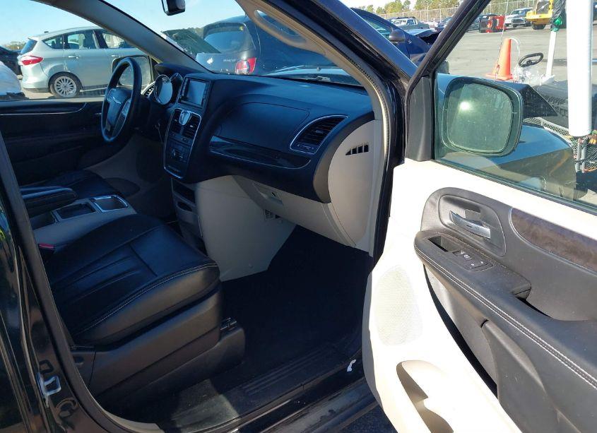 Photo 5 of 2014 Chrysler Town & COUNTRY TOURING (VIN 2C4RC1BG3ER395030)