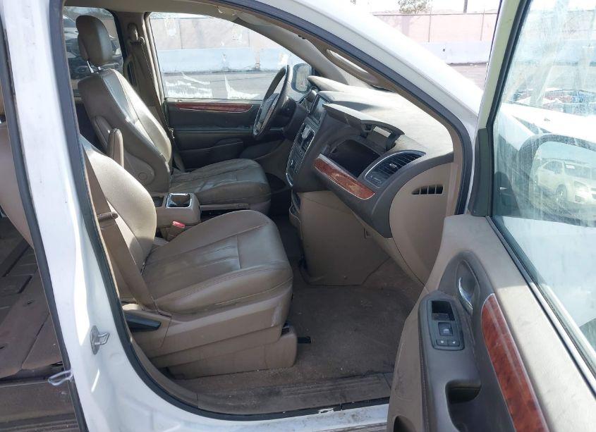 Photo 5 of 2014 Chrysler Town & COUNTRY TOURING (VIN 2C4RC1BG3ER395397)