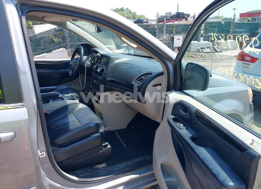 Photo 5 of 2014 Chrysler Town & COUNTRY TOURING (VIN 2C4RC1BG3ER442752)