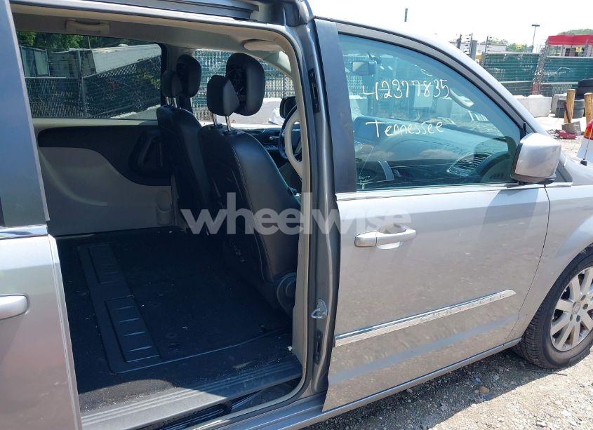 Photo 8 of 2014 Chrysler Town & COUNTRY TOURING (VIN 2C4RC1BG3ER442752)