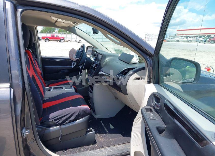 Photo 5 of 2016 Chrysler Town & COUNTRY TOURING (VIN 2C4RC1BG3GR172876)