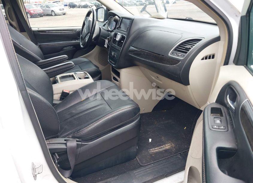 Photo 5 of 2016 Chrysler Town & COUNTRY TOURING (VIN 2C4RC1BG3GR187720)