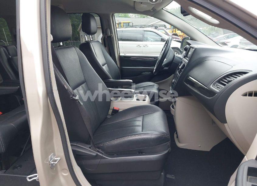 Photo 5 of 2016 Chrysler Town & COUNTRY TOURING (VIN 2C4RC1BG3GR190312)