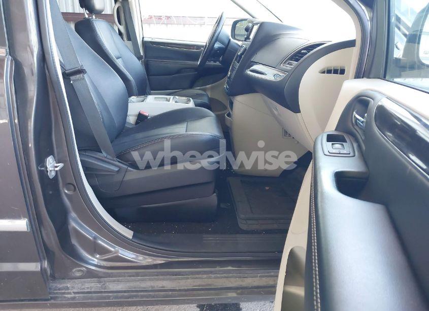 Photo 5 of 2016 Chrysler Town & COUNTRY TOURING (VIN 2C4RC1BG3GR232770)