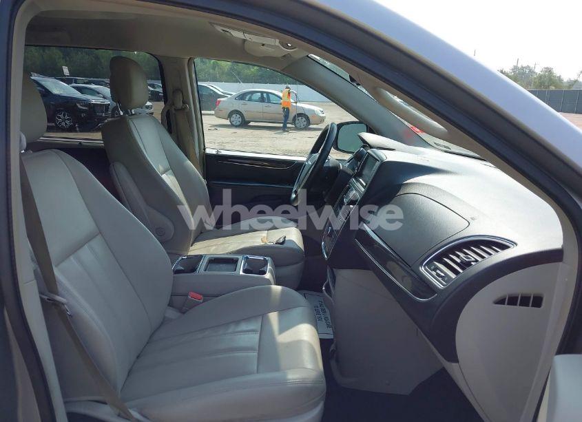 Photo 5 of 2016 Chrysler Town & COUNTRY TOURING (VIN 2C4RC1BG3GR304017)