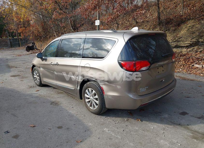 Photo 3 of 2017 Chrysler Pacifica TOURING-L (VIN 2C4RC1BG3HR537929)