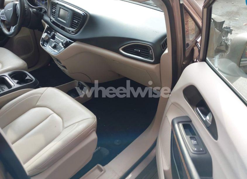 Photo 5 of 2017 Chrysler Pacifica TOURING-L (VIN 2C4RC1BG3HR537929)