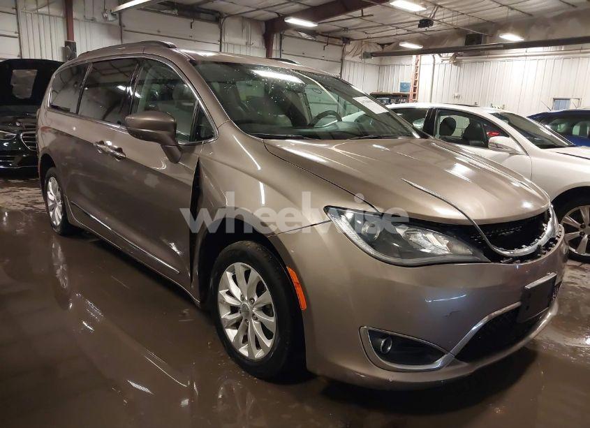 2017 Chrysler Pacifica TOURING-L (VIN 2C4RC1BG3HR552687) main photo