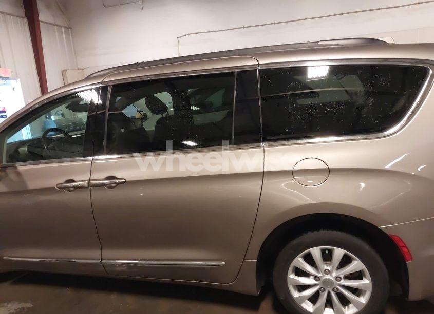 Photo 15 of 2017 Chrysler Pacifica TOURING-L (VIN 2C4RC1BG3HR552687)