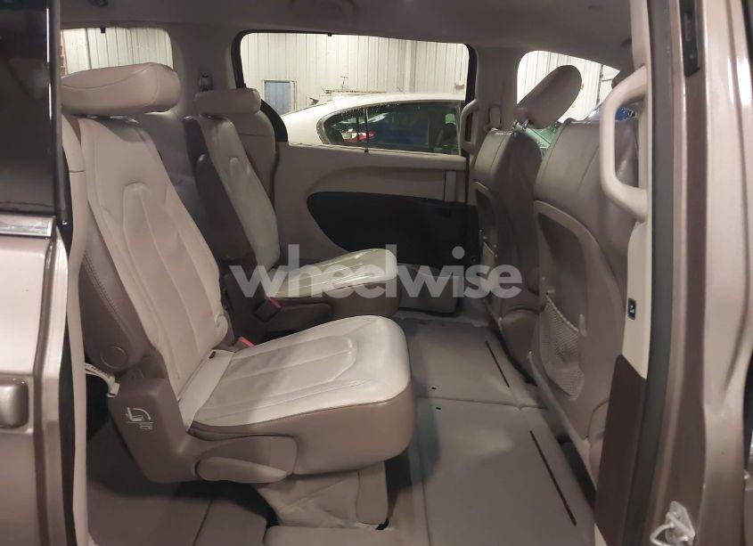 Photo 8 of 2017 Chrysler Pacifica TOURING-L (VIN 2C4RC1BG3HR552687)