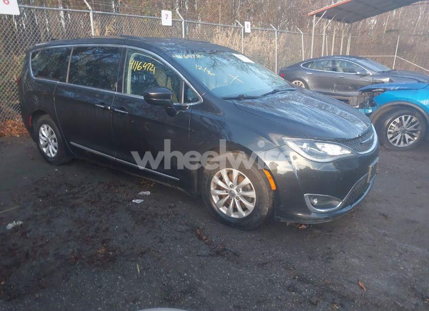 2017 Chrysler Pacifica TOURING-L (VIN 2C4RC1BG3HR747995) main photo