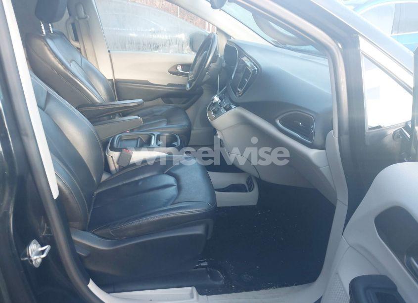 Photo 5 of 2017 Chrysler Pacifica TOURING-L (VIN 2C4RC1BG3HR747995)