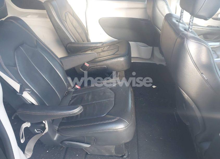 Photo 8 of 2017 Chrysler Pacifica TOURING-L (VIN 2C4RC1BG3HR747995)