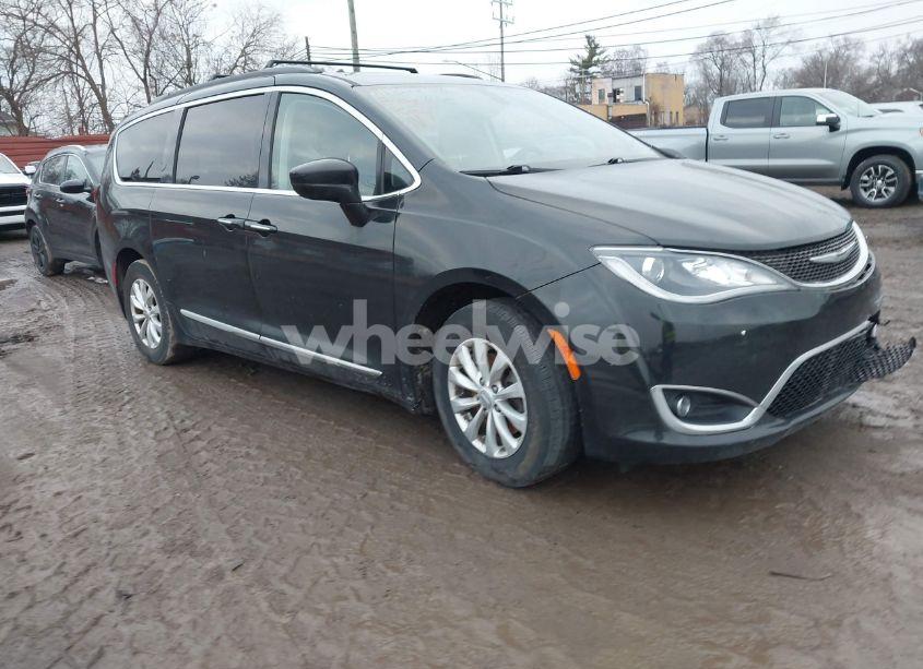 2017 Chrysler Pacifica TOURING-L (VIN 2C4RC1BG3HR821464) main photo