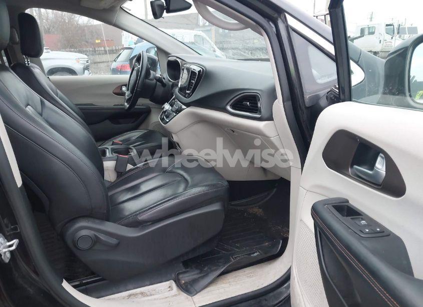 Photo 5 of 2017 Chrysler Pacifica TOURING-L (VIN 2C4RC1BG3HR821464)