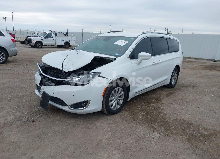 Photo 2 of 2018 Chrysler Pacifica TOURING L (VIN 2C4RC1BG3JR139030)