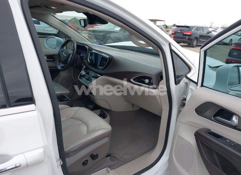 Photo 5 of 2018 Chrysler Pacifica TOURING L (VIN 2C4RC1BG3JR139030)