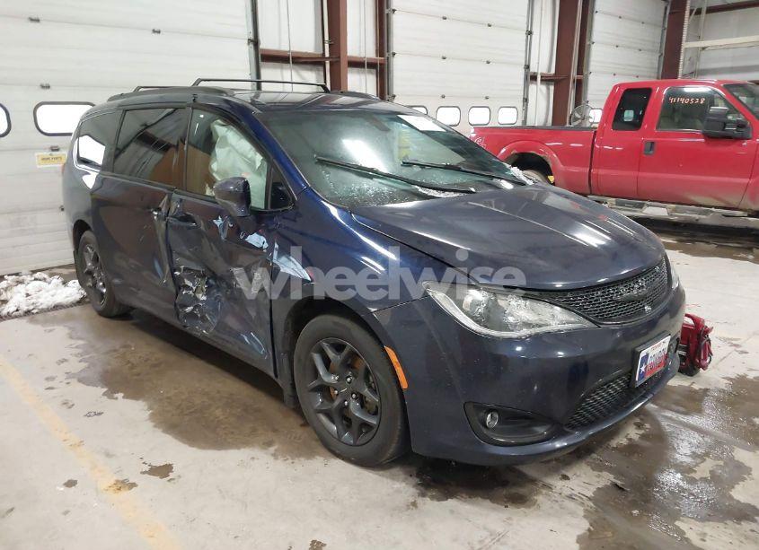 2018 Chrysler Pacifica TOURING L (VIN 2C4RC1BG3JR227303) main photo