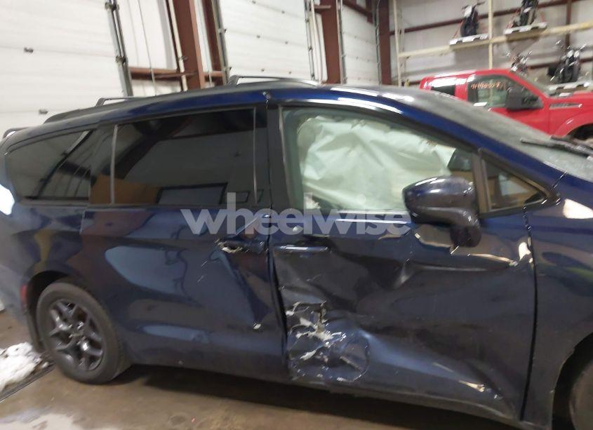 Photo 13 of 2018 Chrysler Pacifica TOURING L (VIN 2C4RC1BG3JR227303)