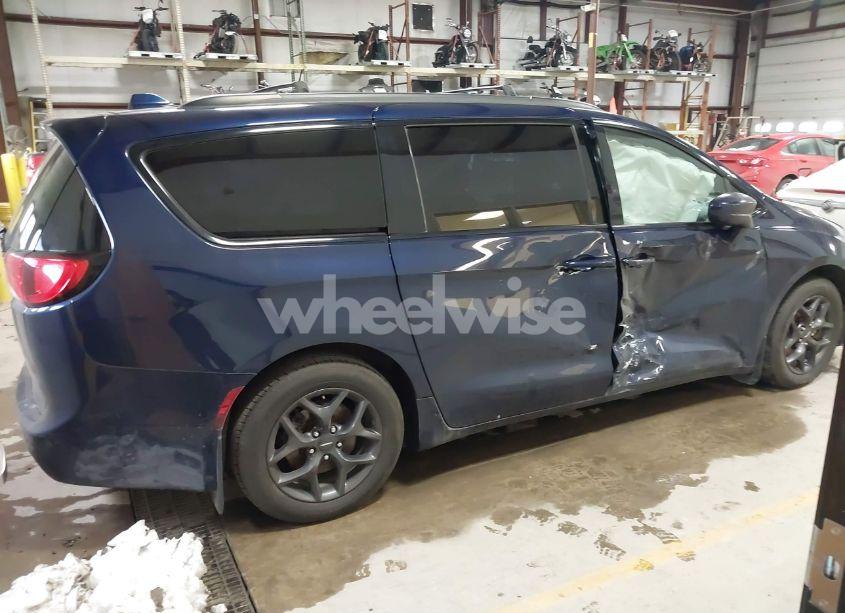 Photo 4 of 2018 Chrysler Pacifica TOURING L (VIN 2C4RC1BG3JR227303)