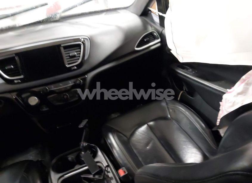 Photo 5 of 2018 Chrysler Pacifica TOURING L (VIN 2C4RC1BG3JR227303)