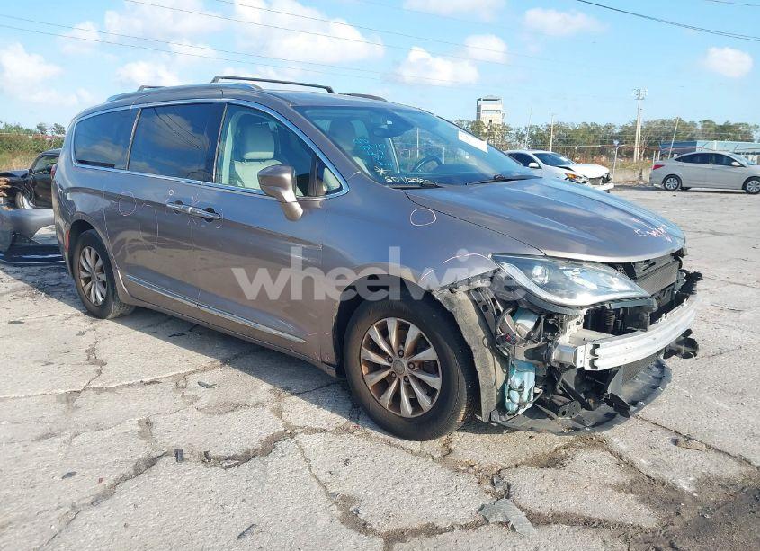 2018 Chrysler Pacifica TOURING L (VIN 2C4RC1BG3JR262102) main photo