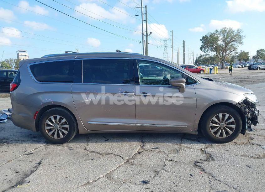 Photo 14 of 2018 Chrysler Pacifica TOURING L (VIN 2C4RC1BG3JR262102)