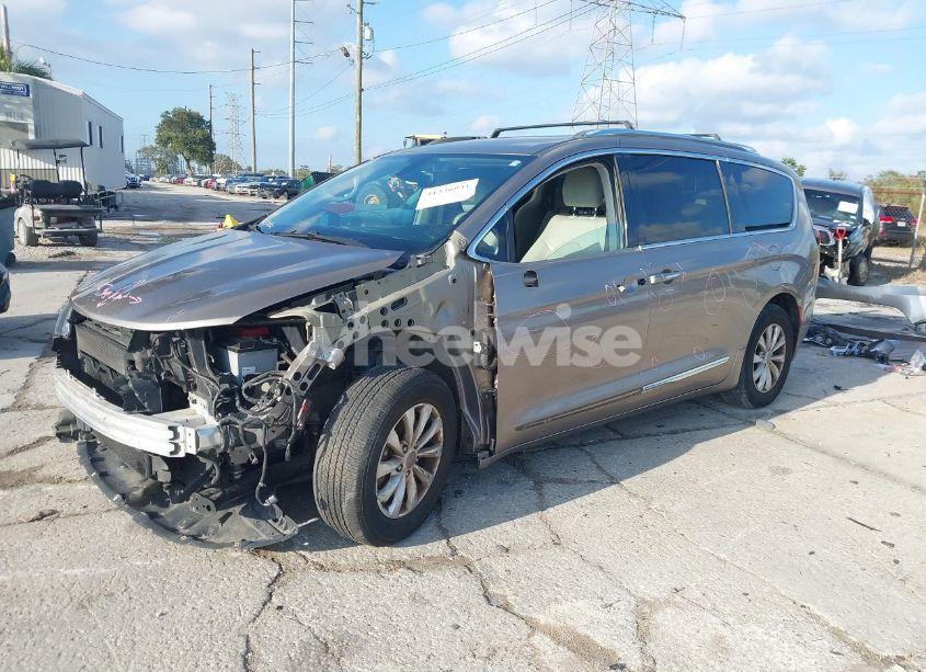 Photo 2 of 2018 Chrysler Pacifica TOURING L (VIN 2C4RC1BG3JR262102)