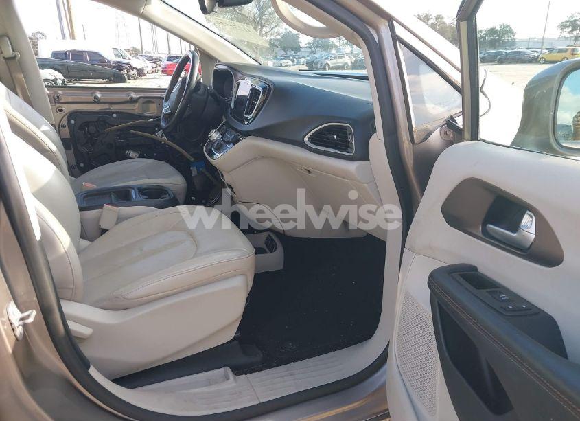 Photo 5 of 2018 Chrysler Pacifica TOURING L (VIN 2C4RC1BG3JR262102)