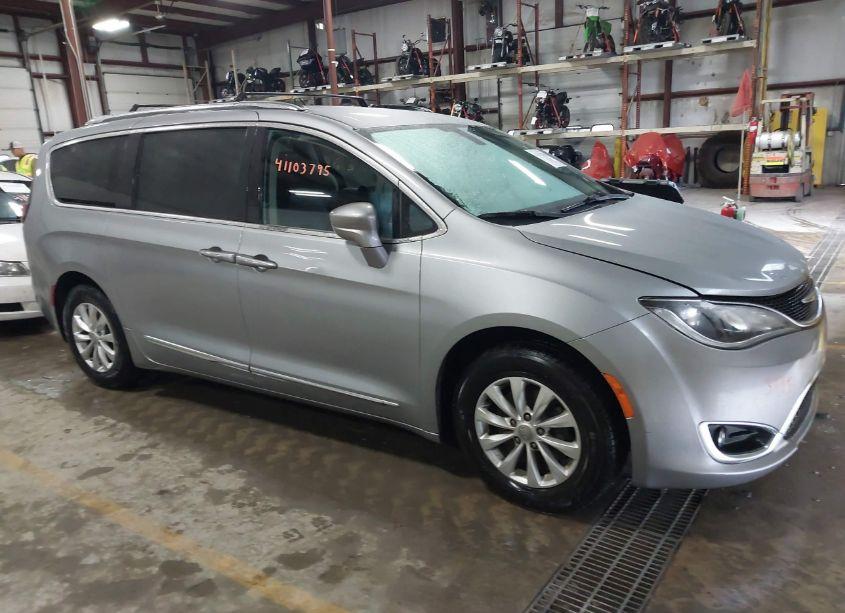 2019 Chrysler Pacifica TOURING L (VIN 2C4RC1BG3KR550235) main photo