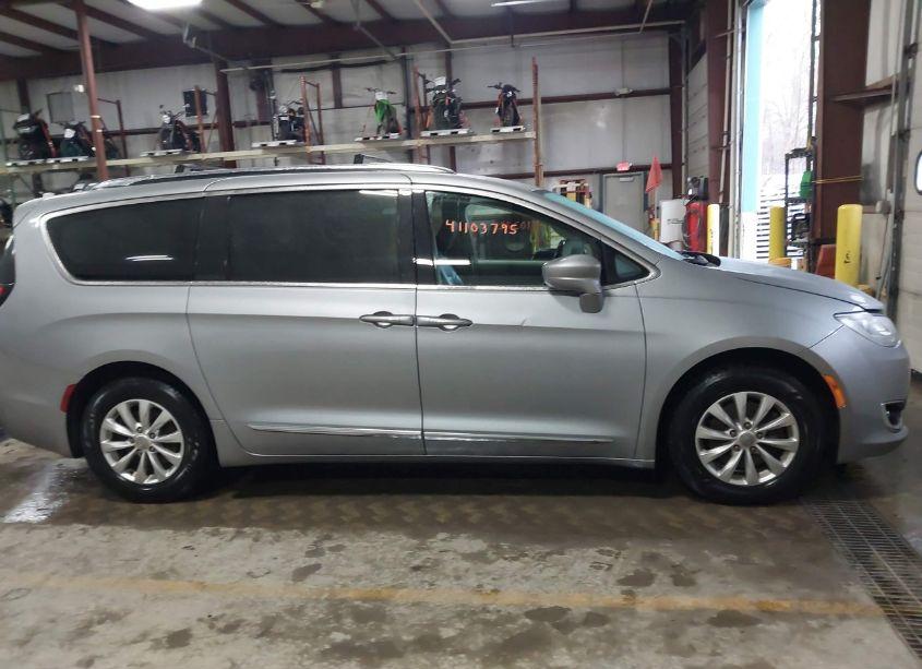 Photo 13 of 2019 Chrysler Pacifica TOURING L (VIN 2C4RC1BG3KR550235)