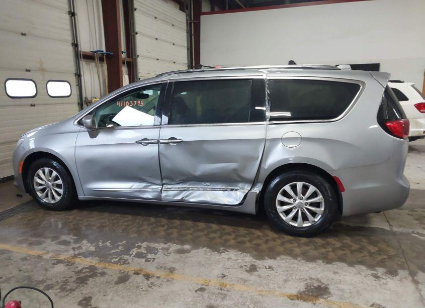 Photo 14 of 2019 Chrysler Pacifica TOURING L (VIN 2C4RC1BG3KR550235)