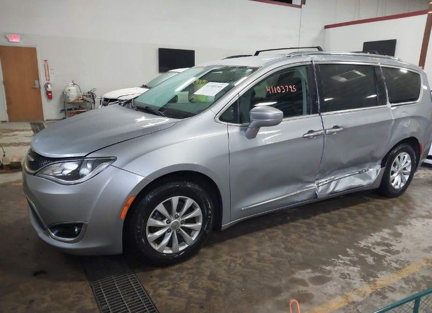 Photo 2 of 2019 Chrysler Pacifica TOURING L (VIN 2C4RC1BG3KR550235)