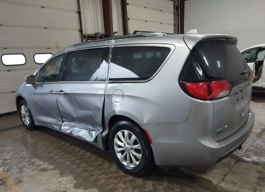 Photo 3 of 2019 Chrysler Pacifica TOURING L (VIN 2C4RC1BG3KR550235)
