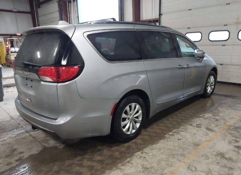 Photo 4 of 2019 Chrysler Pacifica TOURING L (VIN 2C4RC1BG3KR550235)